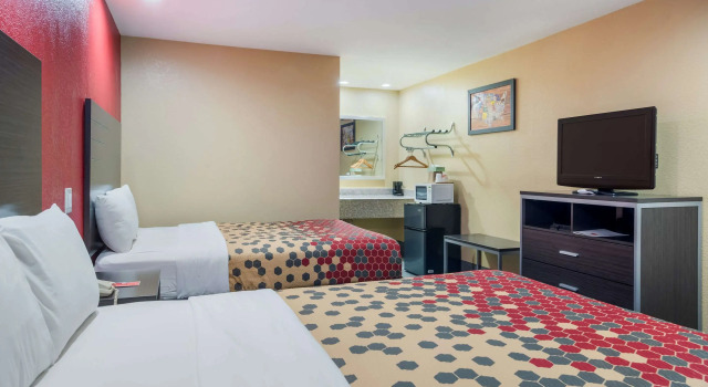 Четырёхместный номер Standard Econo Lodge Lake Charles University Area