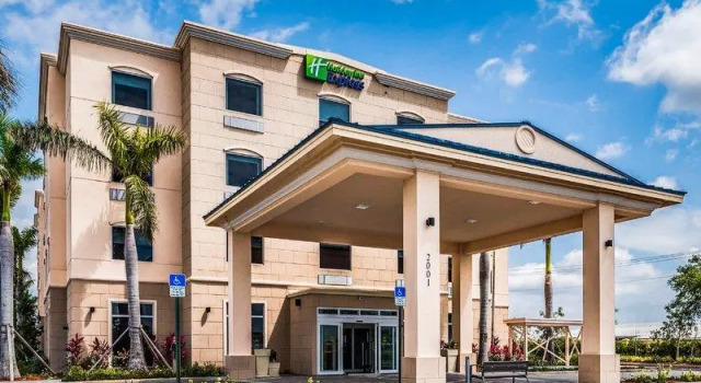 Люкс Holiday Inn Express & Suites Boynton Beach by IHG