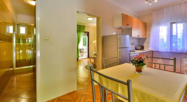 Apartment Olga Spiez 12372, Varaa Huoneisto Hotellit Kvarner Islands uima-altaalla, Uima-allas
