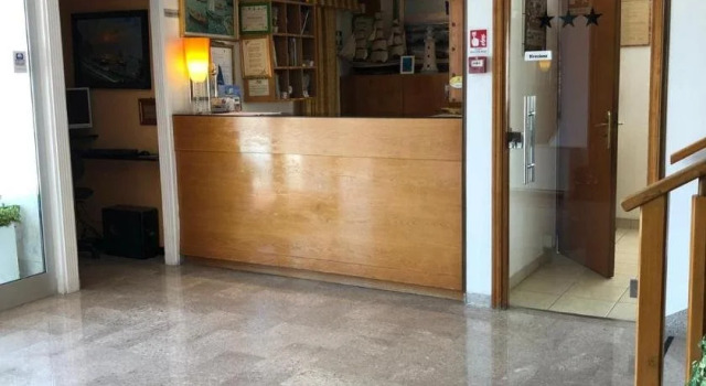 Hotel International, Varaa Hotelli Hotellit Marche Coast uima-altaalla, Uima-allas