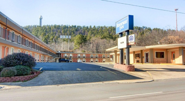 Rodeway Inn Hot Springs National Park Area, Забронировать Мини-отель Отели Хот-Спрингса с парковкой, рядом с The Five Star Dinner Theatre, Парковка