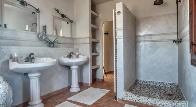 Вилла Luxury 4-bedroom villa, private pool and outhouse