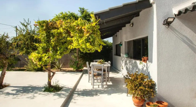 Коттедж Karteros House 1300meters from the beach!