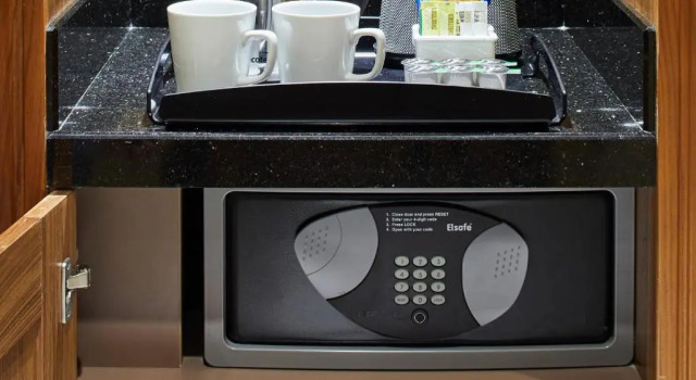 Четырёхместный номер Deluxe Radisson RED London Twickenham