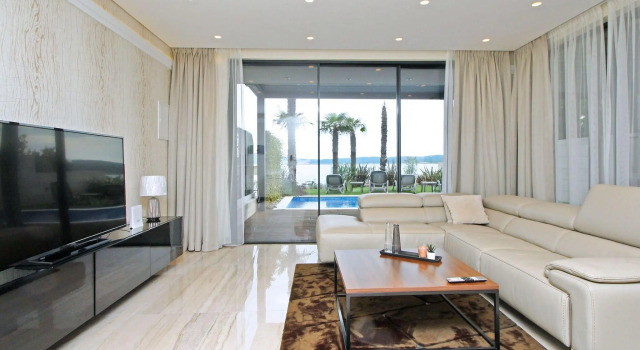 Luxury home with private pool and sauna for use ,15m distant from the sea, Забронировать Отель Отели Приморско-Горанской жупания с парковкой, Парковка