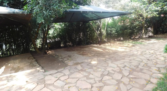 Hütte mit Balkon Captivating 2-bed Cottage in Kampala
