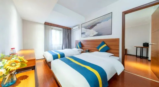 Трёхместный семейный люкс Celebrity Hotel (Jincheng Central Pedestrian Street People's Hospital Store)