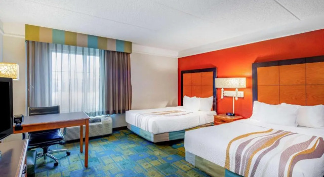 Четырёхместный номер Deluxe La Quinta Inn & Suites by Wyndham Fremont Silicon Valley
