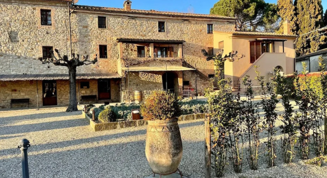 Tranquil Location With Views of Lake Trasimeno!