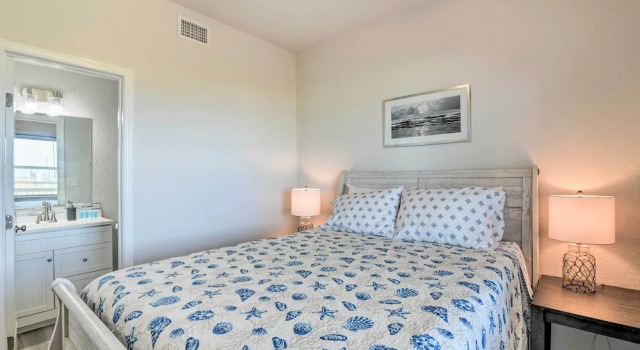 Near Ocean: Surfside Beach Gem w/ Deck & Views!, Book Lejlighed Hoteller i Surfside Beach med parkering, Parkering