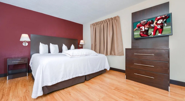 Двухместный люкс Red Roof Inn PLUS+ & Suites Guilford