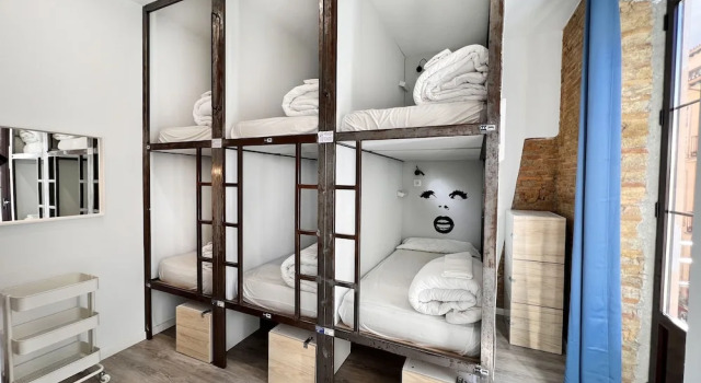Кровать в общем номере с балконом ECO Hostel