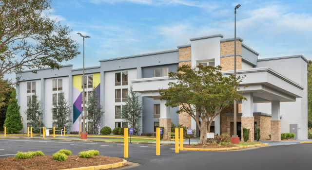 Spark by Hilton Atlanta Airport South College Park