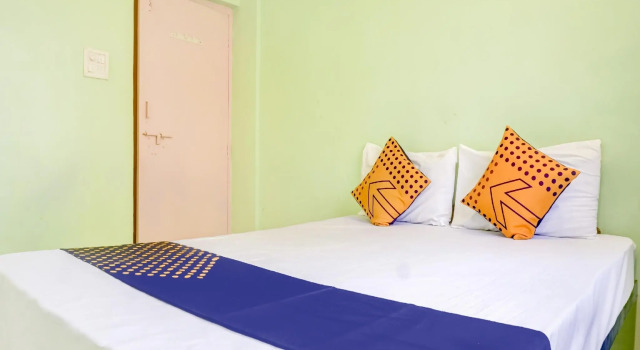 Люкс Standard OYO Capital O 73432 Hotel Divine