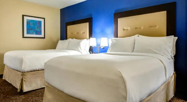 Четырёхместный номер Standard Holiday Inn Indianapolis North-Carmel by IHG
