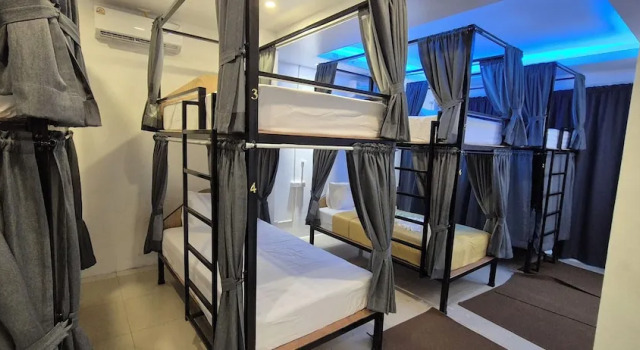 Кровать в общем номере (мужской номер) с балконом Hotel The Journey Patong New