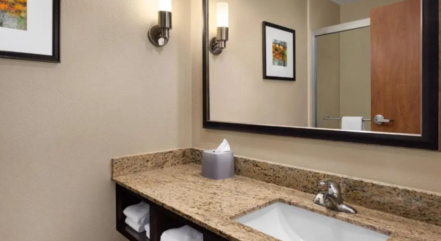 Номер Standard Holiday Inn Express Hotel & Suites Edmond by IHG