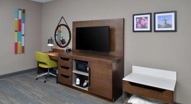 Четырёхместный люкс Hampton Inn & Suites Adrian
