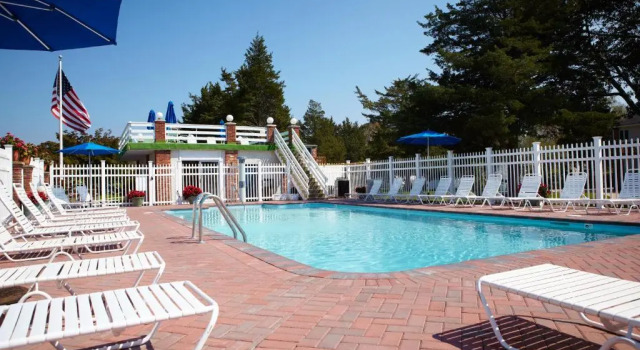 Четырёхместный номер Standard Breezeway Boutique Hotel