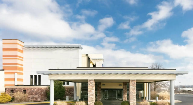 Chester Inn & Suites, Забронировать Отель Шаронвилл штат Огайо