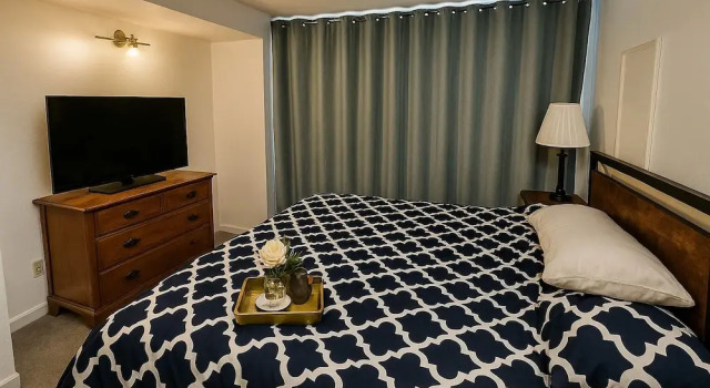 Master Suite with Fruitful Tree backyard, Забронировать Отель Отели Сиэтла с парковкой, рядом с Торговый центр Northgate, Парковка