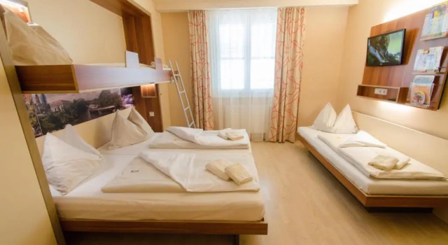 Четырёхместный номер Standard JUFA Hotel Graz City
