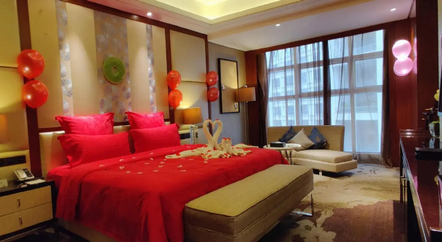 Guolong Hotel, Varaa Hotelli Wuzhou 