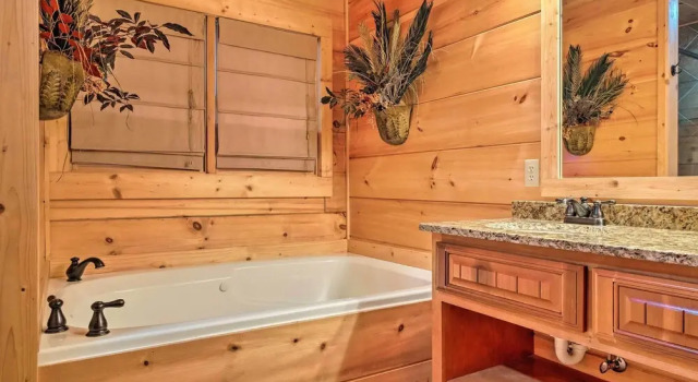 Коттедж Smoky Mountain Views + Hot Tub: Spacious Cabin!