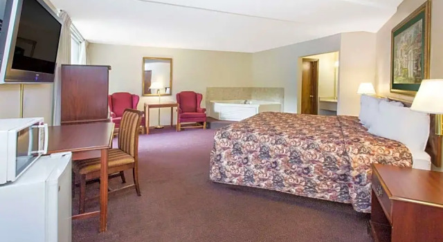 Люкс Days Inn by Wyndham Dubuque