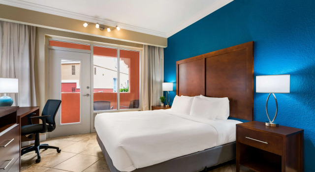 Двухместный люкс с балконом SureStay Plus Hotel by Best Western The Villages