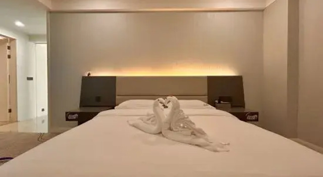 Люкс Hohhot Jinyun Express Hotel (Kuangxiangzi Food Street Affiliated Hospital)