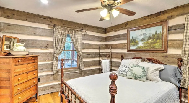 Коттедж Cozy Creekside Mountain Escape w/ Hot Tub!