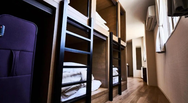 Кровать в общем номере &AND HOSTEL HOMMACHI EAST