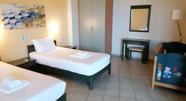Кровать в общем номере с 2 комнатами с балконом и с видом на море Villiana Holiday Apartments