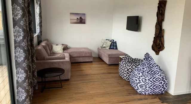 Beachside Bach, Rezerwuj Hotel Hotele w Auckland Region z parkingiem, Parking