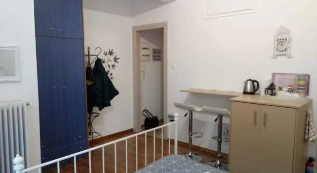 Modern ideally located studio apartment