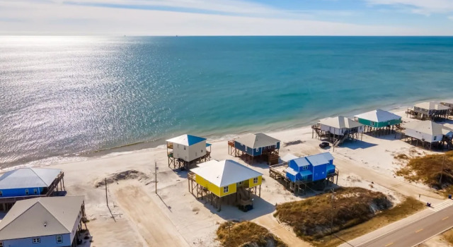 Коттедж с 4 комнатами Transparent Sea - 105 Tampico 4 Bedroom Home by RedAwning