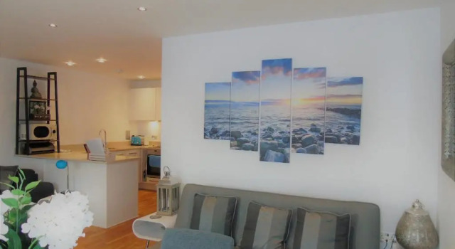 Seaview, Luxury apartment, 2 min walk to both Porth and Whipisderry beaches