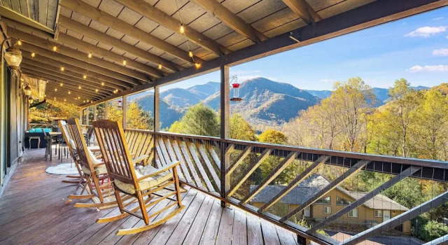 Коттедж Best Location - Maggie Valley Cabin w/ Hot Tub!
