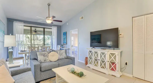 7 Mi to Beach: Condo w/ Pool Access in Bradenton!