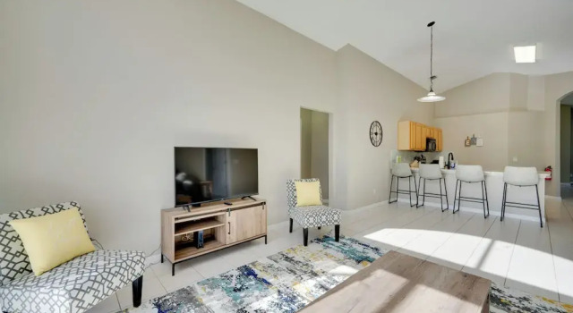 Kissimmee Getaway w/ Pool ~ 7 Mi to Disney!, Rezerwuj Dom wakacyjny Hotele w Kissimmee z parkingiem, Parking