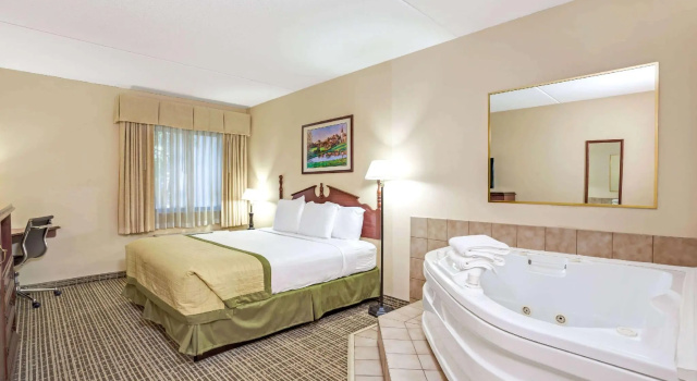 Двухместный люкс Baymont by Wyndham Louisville Airport South