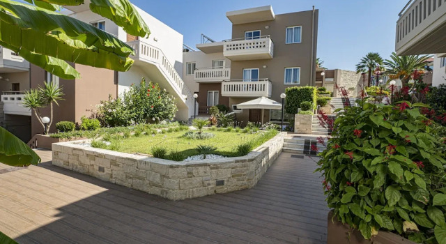 Номер Standard Дуплекс с 2 комнатами с балконом и с частичным видом на море Golden Bay