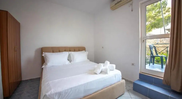 Четырёхместный номер Standard с балконом и с видом на море Hotel Noemi's Ksamil