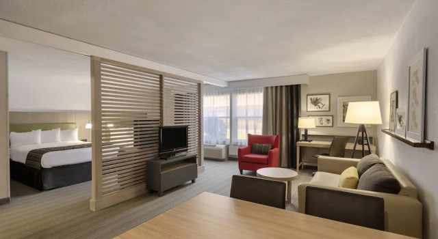 Четырёхместный люкс GreenTree Inn & Suites Phoenix Sky Harbor