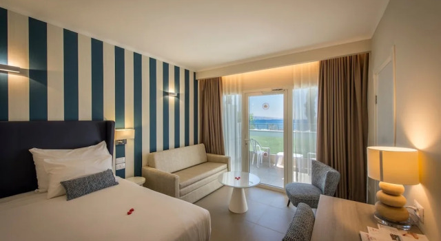 Четырёхместный номер Superior с балконом Neptune Eilat By Dan Hotels