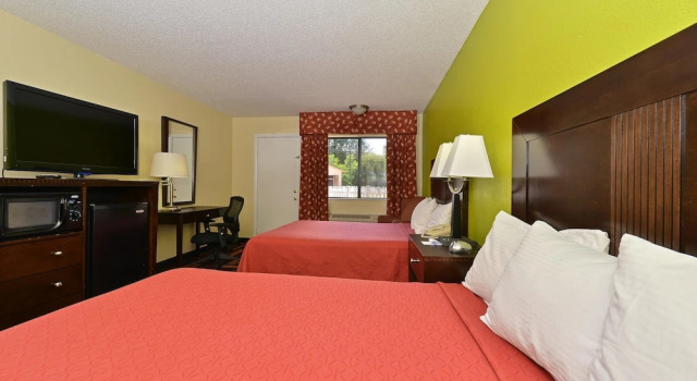 Четырёхместный номер Standard с балконом Americas Best Value Inn Canton, NC