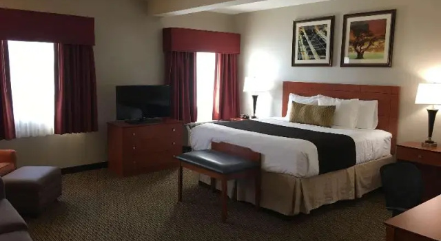 Четырёхместный номер Deluxe Best Western Plus Arrowhead Hotel