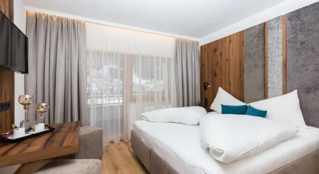 Hotel Garni Mirabell, Rezerwuj Hotel Hotele w Tyrol z parkingiem, Parking