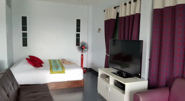 Кровать в общем номере с балконом и с видом на окрестности Baanmorkburi Resort